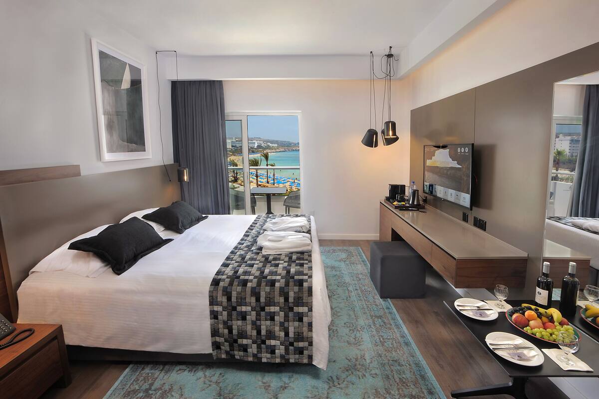 ห้องดีลักซ์ | ผ้าปูที่นอนฝ้ายอียิปต์, เตียง Select Comfort, ตู้นิรภัยในห้องพัก