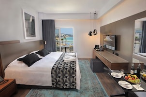 Deluxe Room | Egyptian cotton sheets, Select Comfort beds, in-room safe, desk