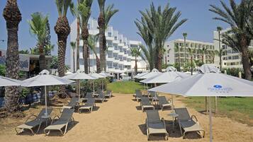 Sur la plage, chaise longue, parasol, bar sur la plage
