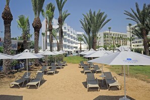 Plage, chaises longues, parasols, bar de plage