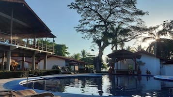 Utendørsbasseng og bassengparasoller