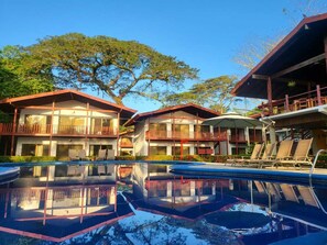 Een buitenzwembad en parasols bij het zwembad