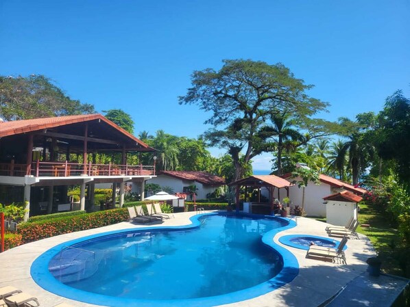 Een buitenzwembad en parasols bij het zwembad