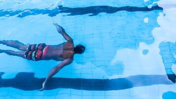 Una piscina al aire libre, camas de piscina gratis