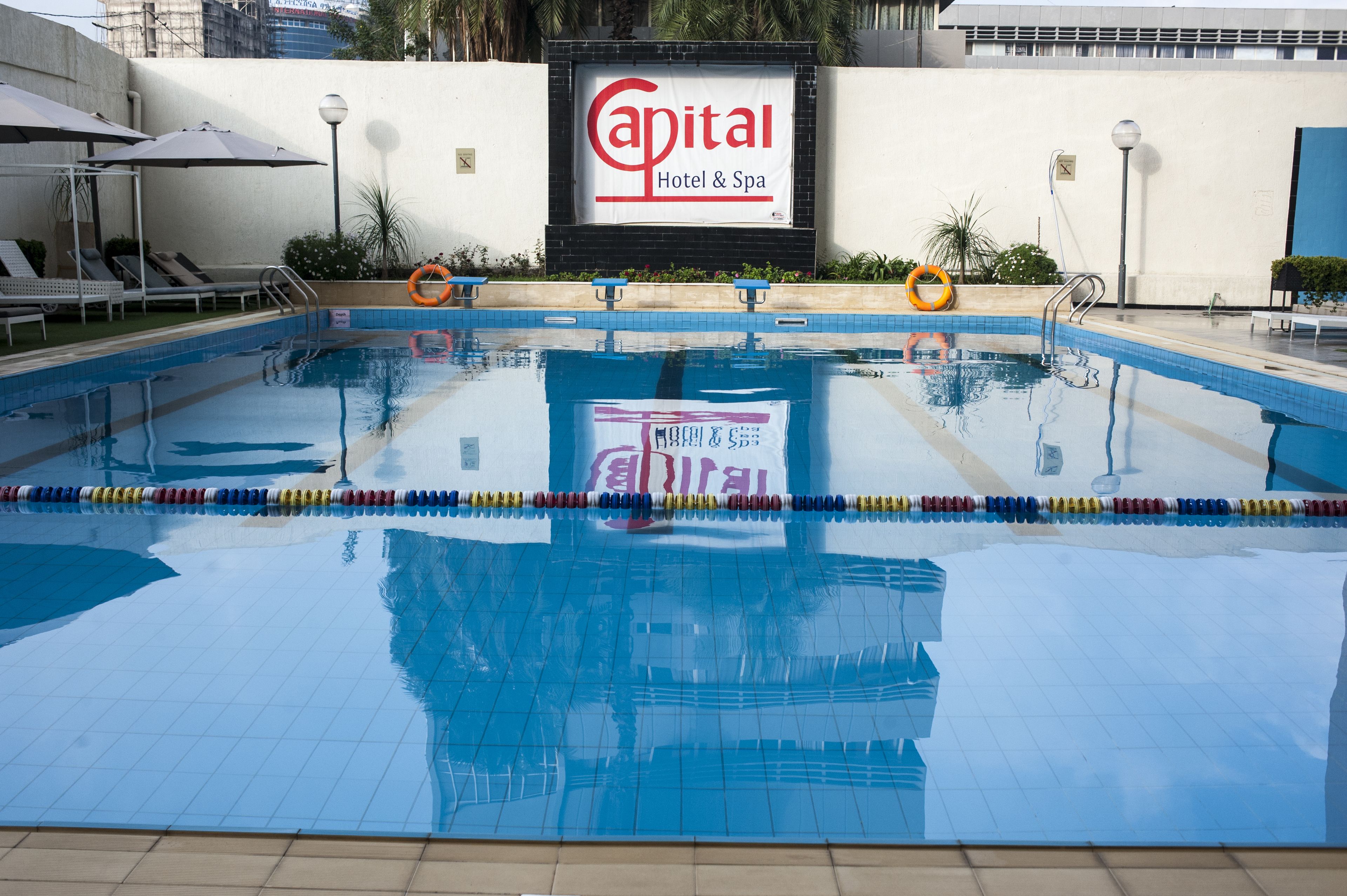 สระว่ายน้ำกลางแจ้ง, คาบาน่าฟรี