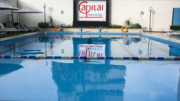 Piscine extérieure, cabanons gratuits