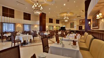 Petit déjeuner, déjeuner et dîner servis sur place, vue sur la piscine