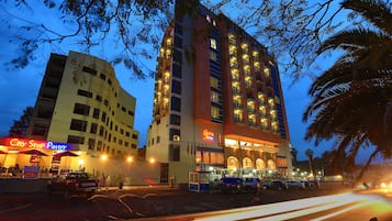 Fachada de la propiedad por la tarde o noche