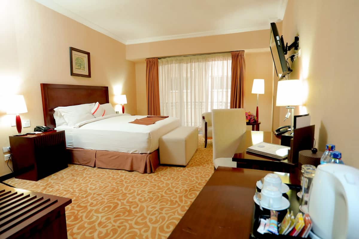 1 bedroom, Egyptian cotton sheets, premium bedding, down comforters