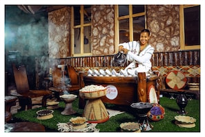 Se sirven desayunos y cocina internacional; con vista a la alberca