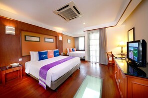 أغطية فراش متميزة وميني بار وخزنة داخل الغرفة ومكتب