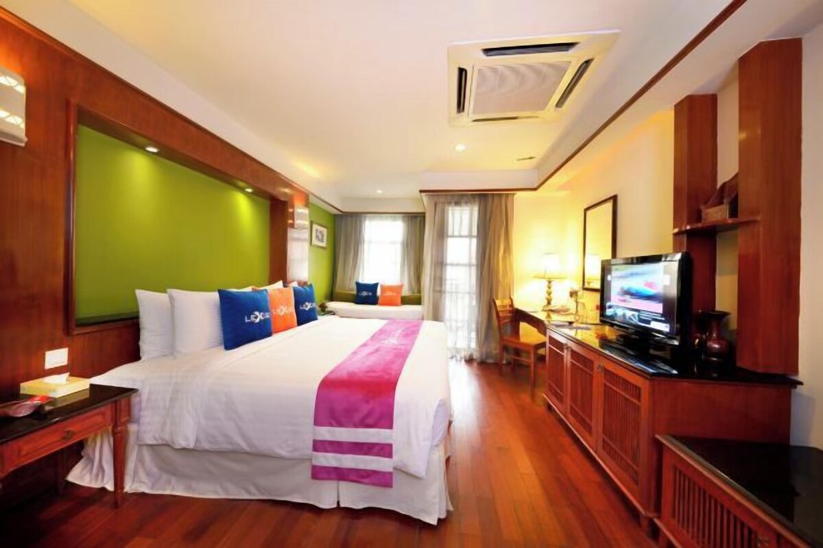 Seprai premium, minibar, brankas, dan meja kerja