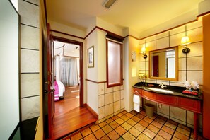 Tina y regadera independientes y amenidades de baño gratuitas
