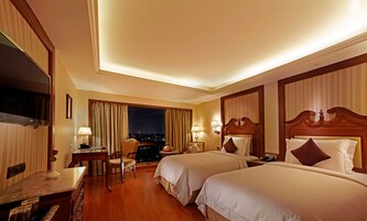 Minibar, caja de seguridad en la habitación y escritorio 