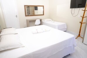 Suite (triplo) | Individueel gedecoreerd, individueel gemeubileerd, een bureau