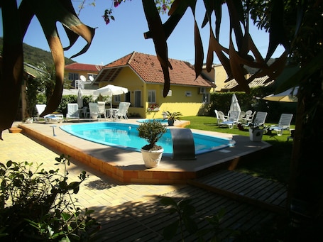 2 piscinas al aire libre, sombrillas, sillones reclinables de piscina