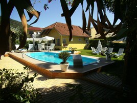 2 piscinas externas, funciona das 9h às 21h30, guarda-sóis