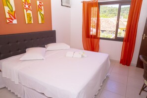 Kahden hengen superior-huone, 1 keskisuuri parisänky | Yksilöllisesti sisustettu, yksilöllisesti kalustettu, työpöytä