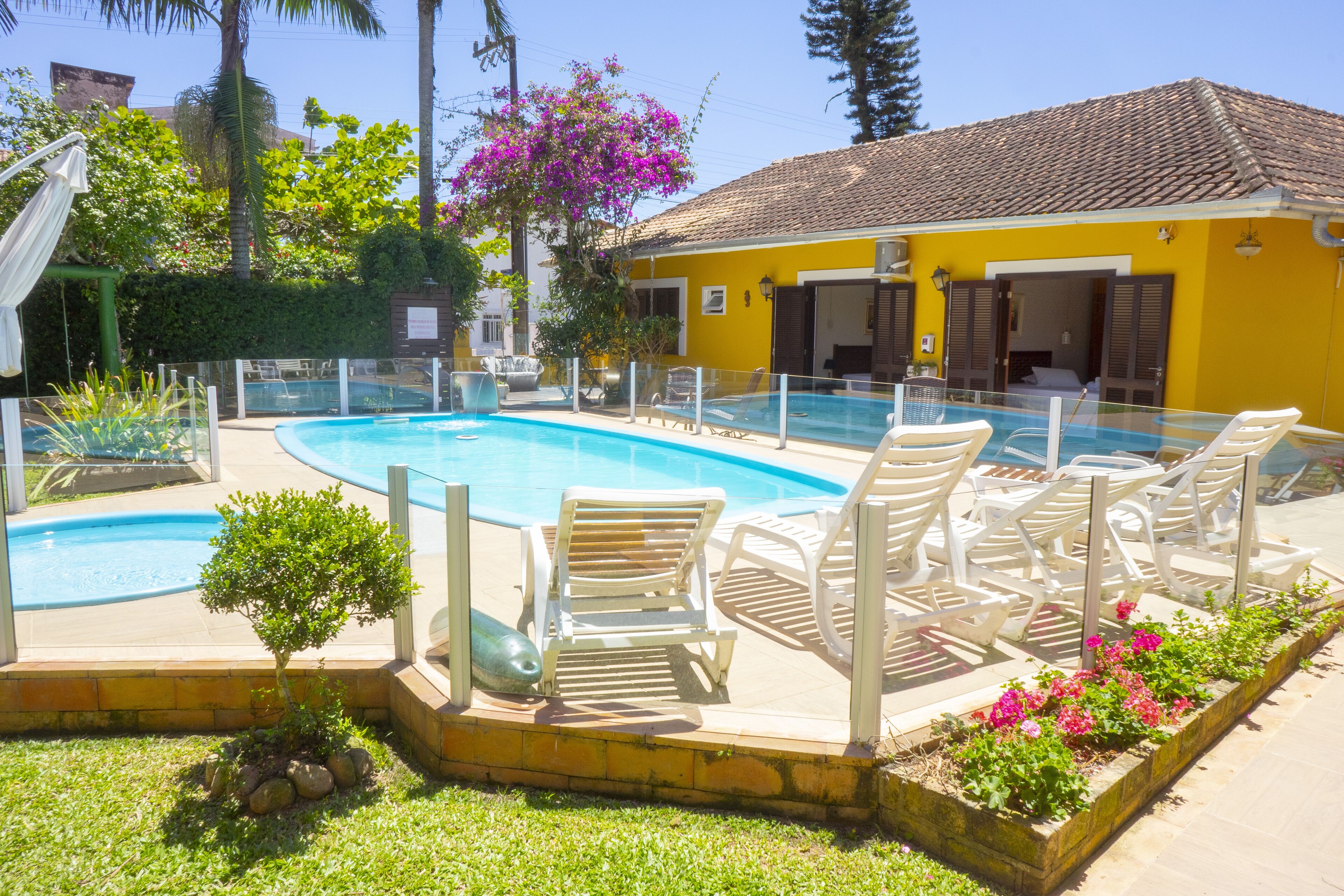2 buitenzwembaden, parasols bij het zwembad en ligstoelen