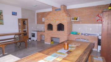 Frigobar, placa de cocina, utensilios de cocina
