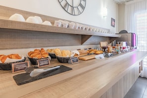 Daily buffet breakfast (EUR 13.9 per person)