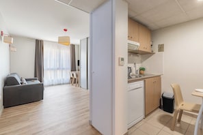 Departamento Grand | Cocina privada | Refrigerador, microondas, parrilla de estufa y lavavajillas 