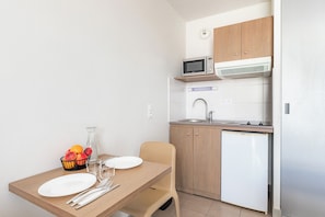 Estudio, 1 cama matrimonial | Cocina privada | Refrigerador, microondas, parrilla de estufa y lavavajillas 