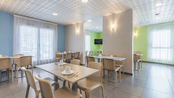 Desayuno buffet diario (EUR 13.9 por persona)