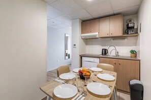 Grand appartement | Privékeuken | Een koelkast, een microgolfoven, een kookplaat, een vaatwasser