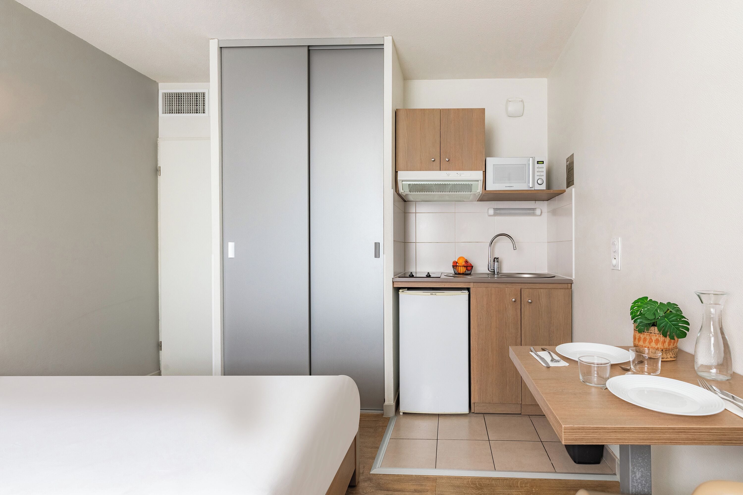 Studio, 2 lits une place | Cuisine privée | Réfrigérateur, micro-ondes, plaque de cuisson, lave-vaisselle