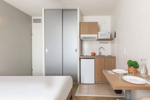 Estudio, 2 camas individuales | Cocina privada | Refrigerador, microondas, parrilla de estufa y lavavajillas 