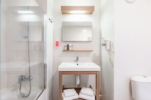 Grand Apartment | Bathroom | Hair dryer, towels, soap, shampoo - Appart'City Confort Perpignan Centre Gare (Perpignan)