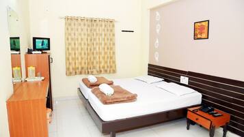 Desk, rollaway beds, free WiFi