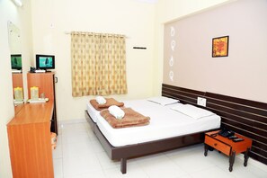 Desk, rollaway beds, free WiFi