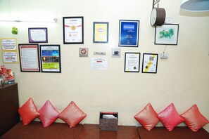 Lobby sitting area - Hotel Geetanjali (Hyderabad)