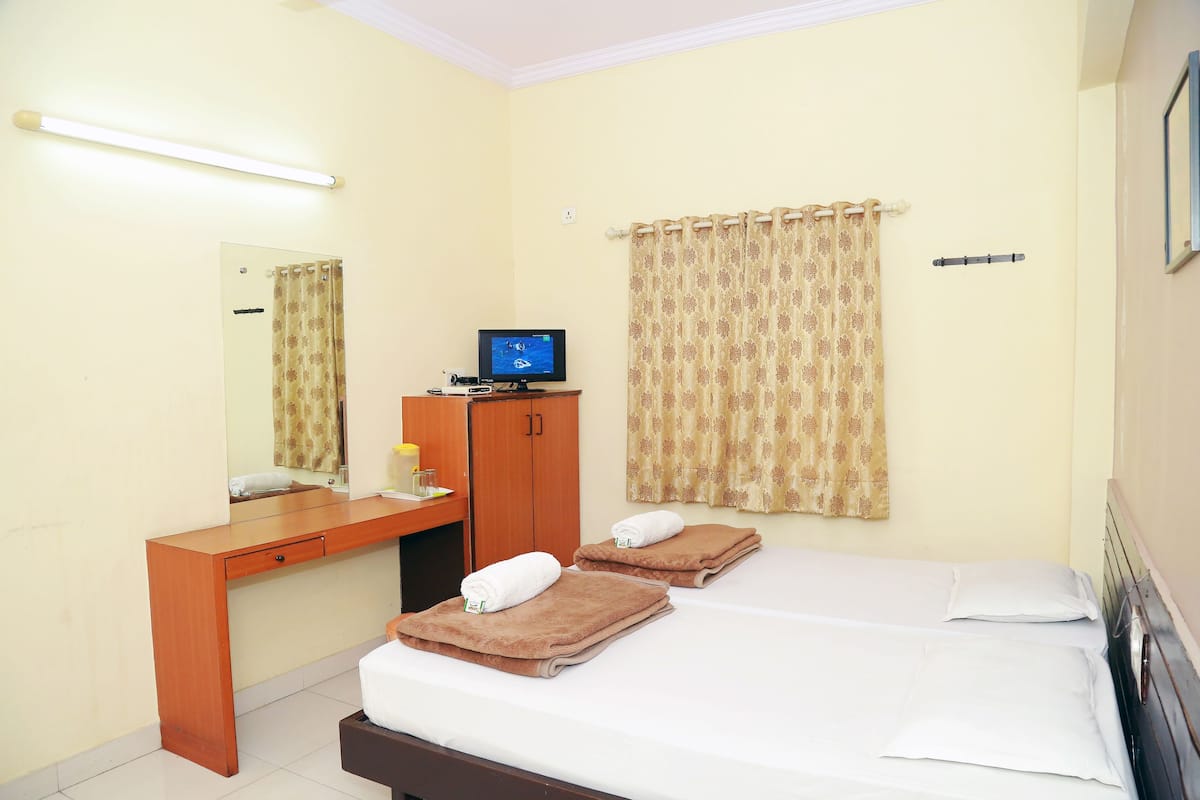 Desk, rollaway beds, free WiFi