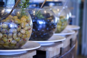 Se ofrece un desayuno bufé (950 TRY por persona)