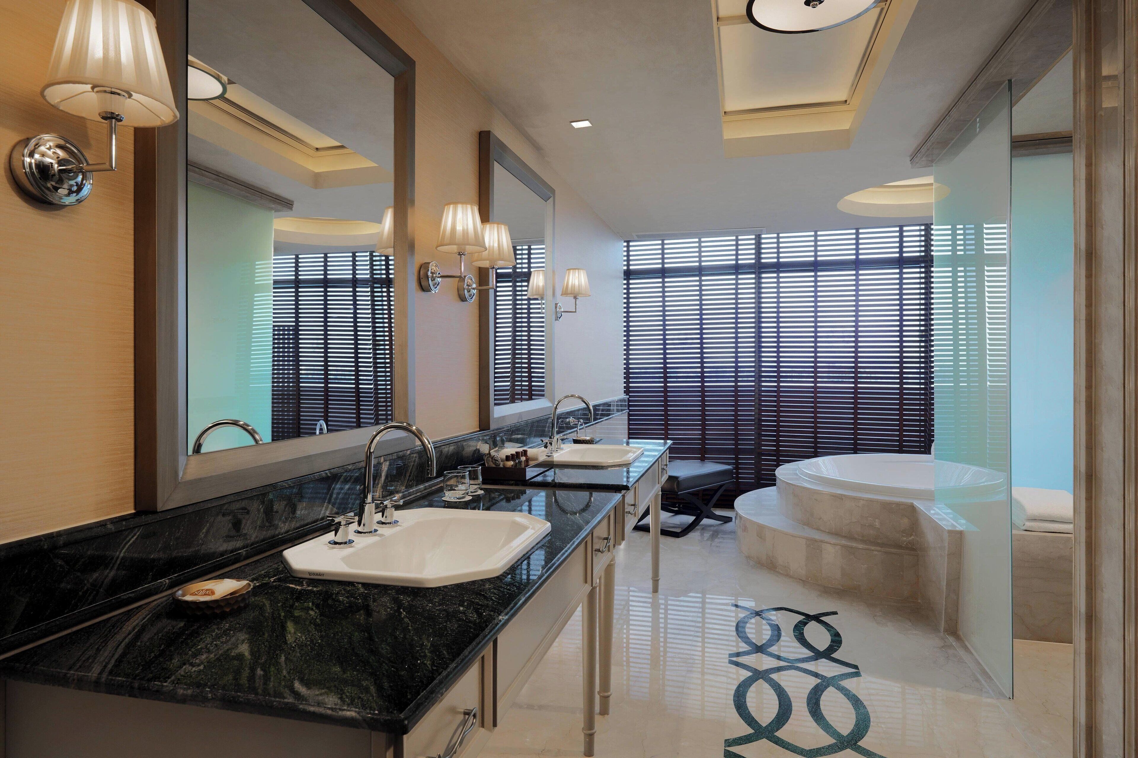 presidential suite, 1 king bed, river view | bathroom | free toiletries, hair dryer, bathrobes, slippers