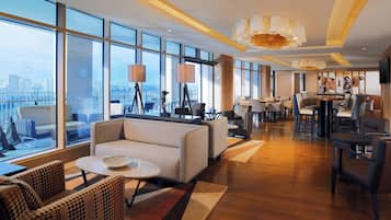 2 barer/lounger, lounge i lobbyen, pub