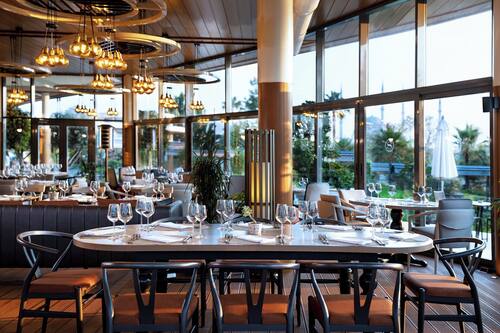 3 restaurants; breakfast, lunch, and dinner served