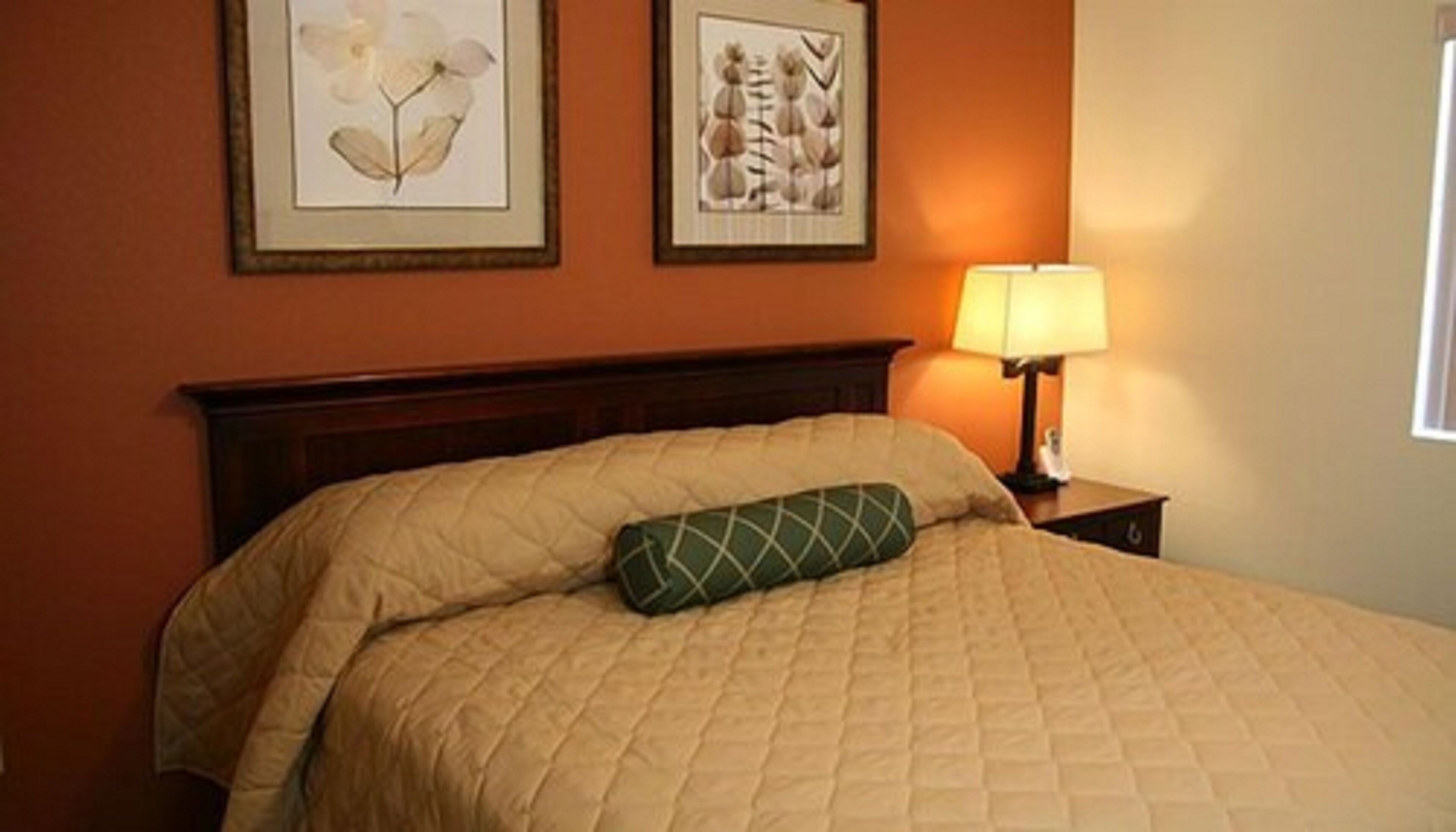 desk, free wifi, bed sheets, alarm clocks