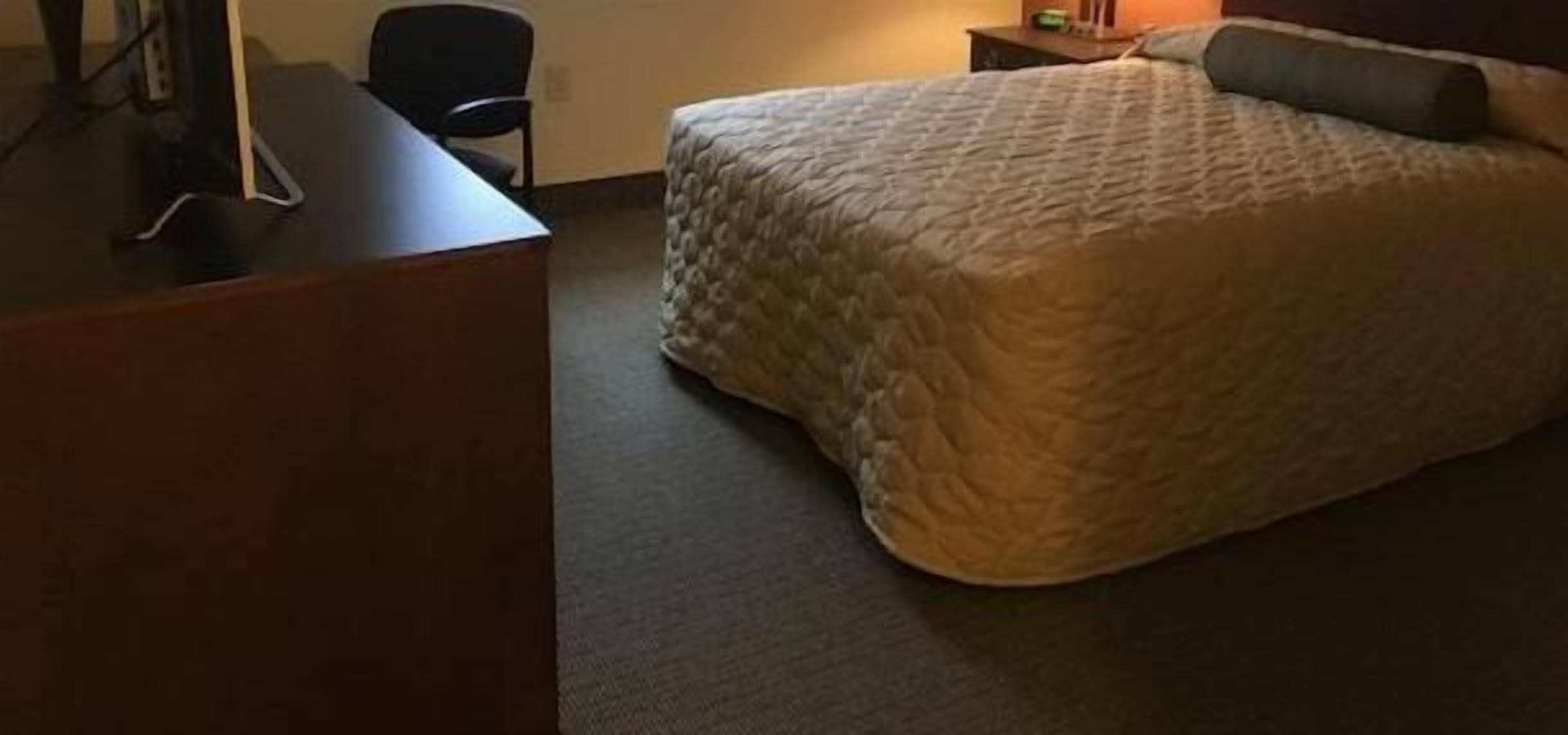desk, free wifi, bed sheets, alarm clocks