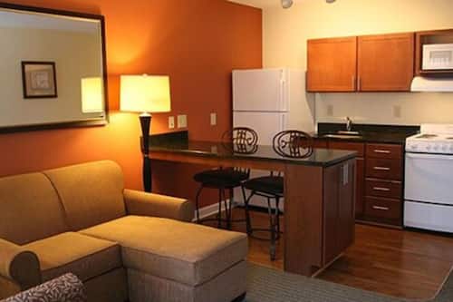 Full-sized fridge, microwave, oven, stovetop