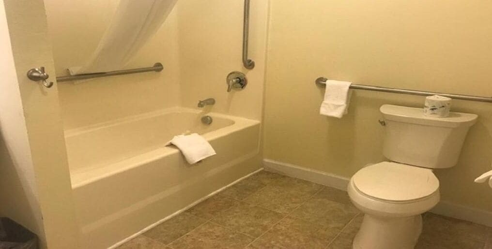 combined shower/bathtub, towels