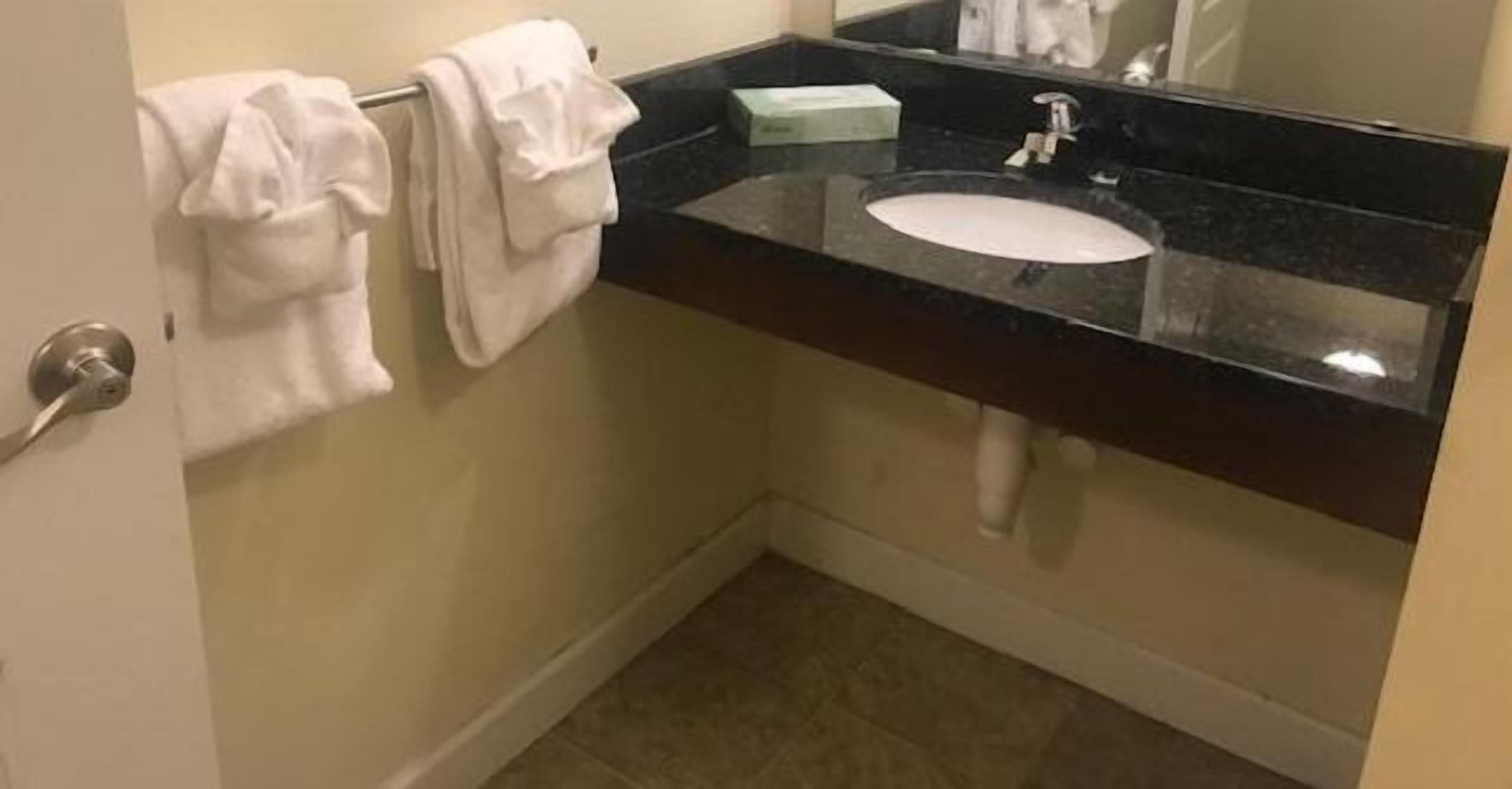 combined shower/bathtub, towels