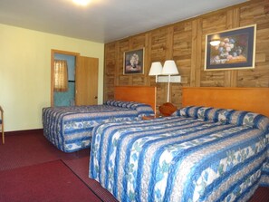 Quarto casal standard | Banheiro | Chuveiro, secador de cabelo (mediante solicitação), toalhas de banho