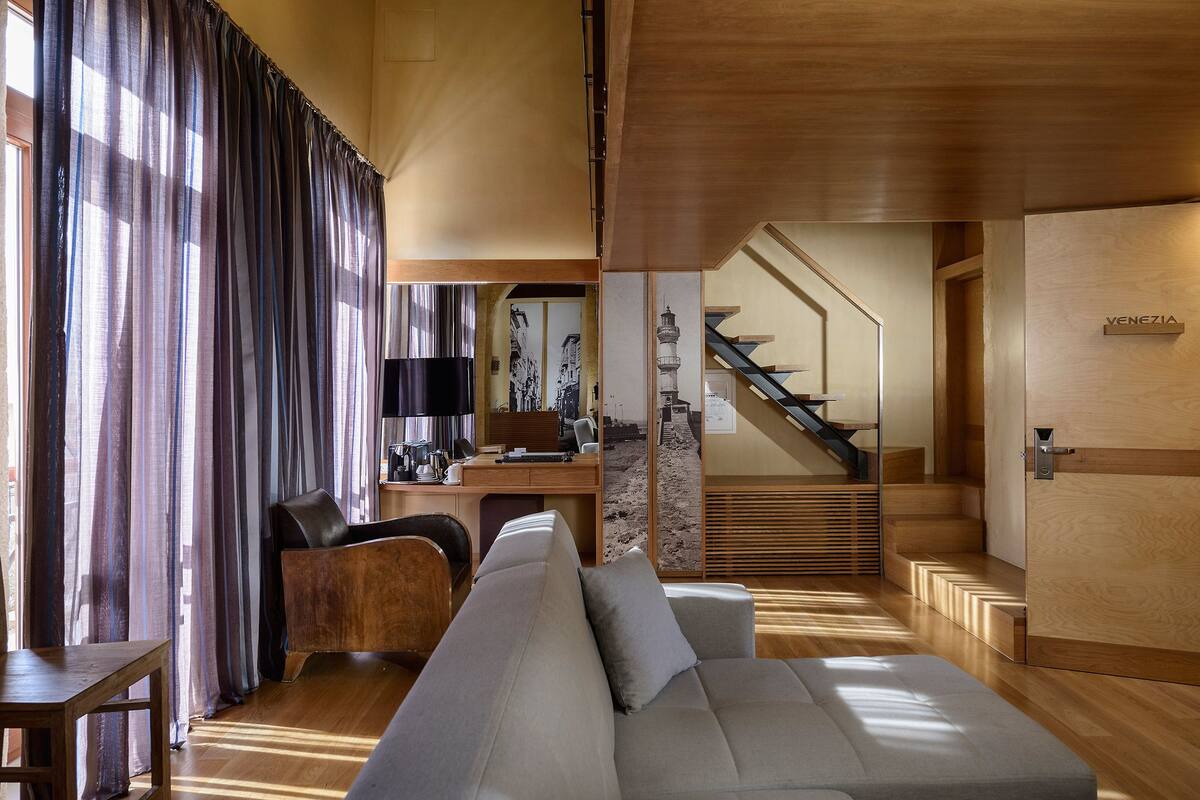 Suite, chimenea | Área de sala de estar