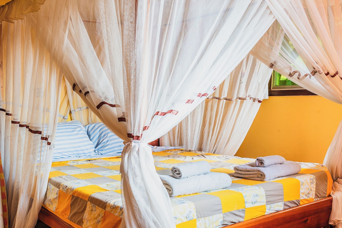 4 bedrooms, premium bedding, down duvets, memory-foam beds