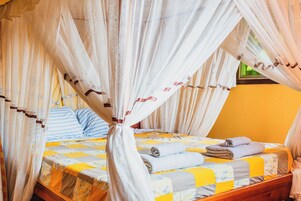4 bedrooms, premium bedding, down comforters, memory foam beds