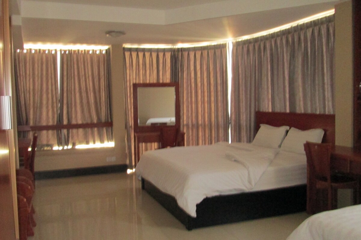 Bộ đồ giường cao cấp, nệm có lớp đệm bông, minibar
